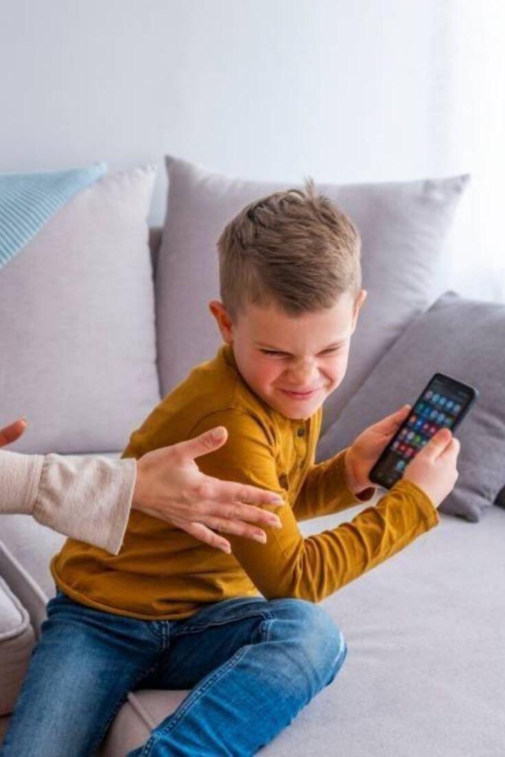 کودک در حال بیش از حد بازی کردن با موبایل است