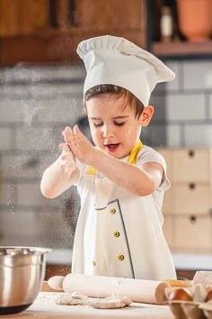 کودک در حال آشپزی خلاقانه